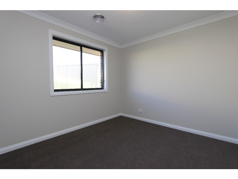 6 McGillian Dr, Bathurst NSW 2795