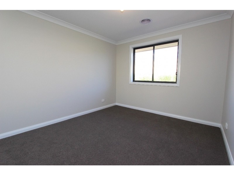 6 McGillian Dr, Bathurst NSW 2795