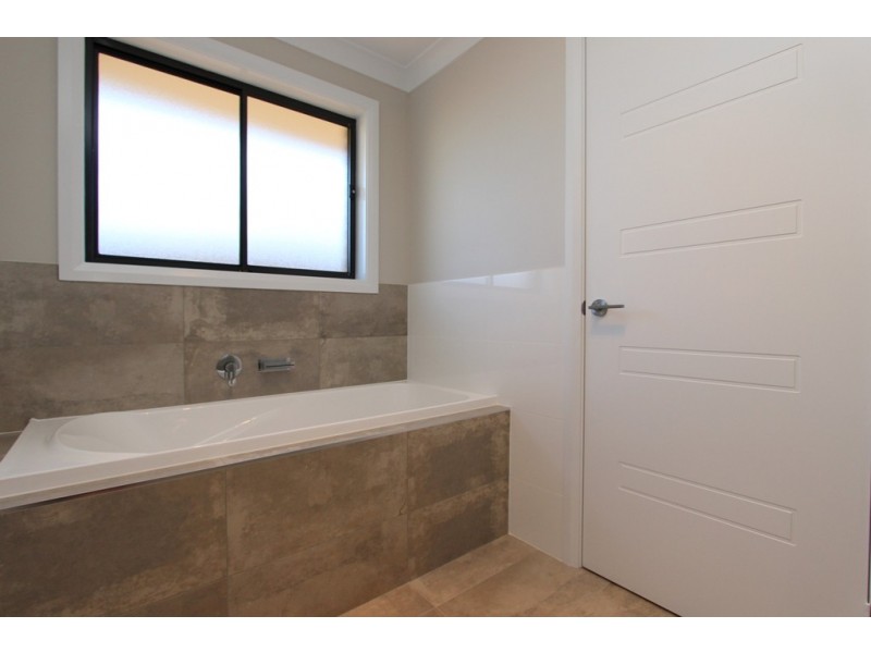 6 McGillian Dr, Bathurst NSW 2795