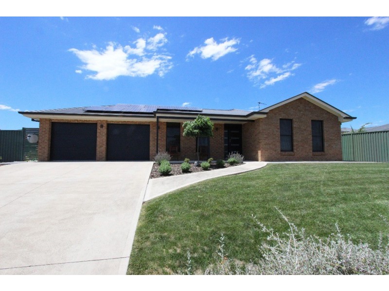 8 Governors Parade, Windradyne NSW 2795