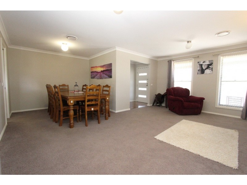 8 Governors Parade, Windradyne NSW 2795