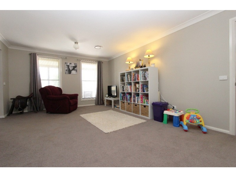 8 Governors Parade, Windradyne NSW 2795