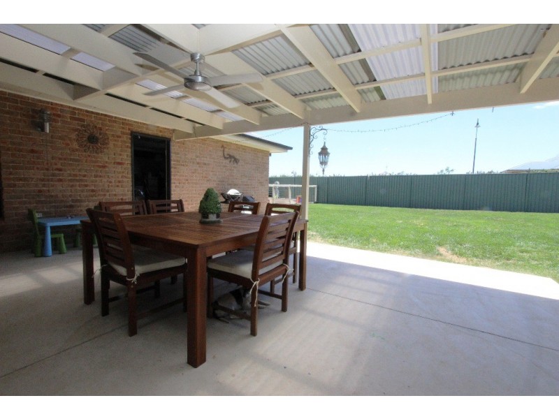 8 Governors Parade, Windradyne NSW 2795