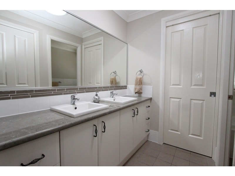 8 Governors Parade, Windradyne NSW 2795