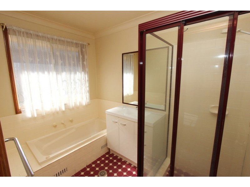 20 Wentworth Dr, Bathurst NSW 2795