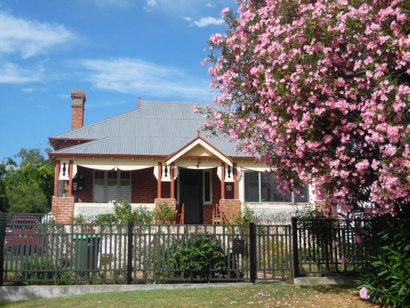 8 Spencer St, Bathurst NSW 2795