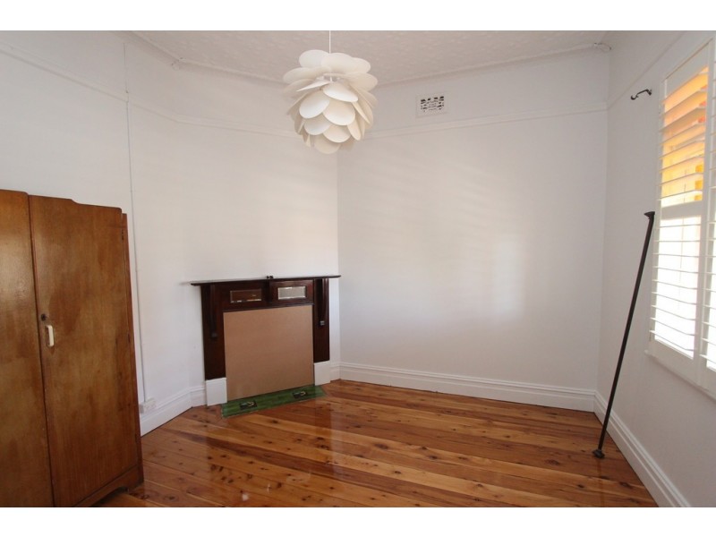 8 Spencer St, Bathurst NSW 2795