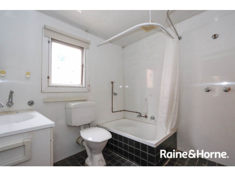 8 Logan Street, South Bathurst NSW 2795