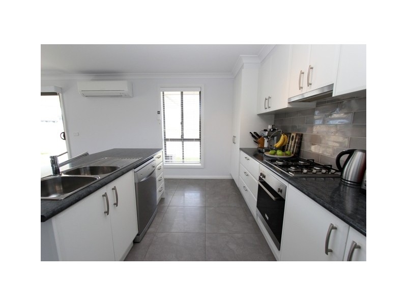 63 Graham Dr, Bathurst NSW 2795