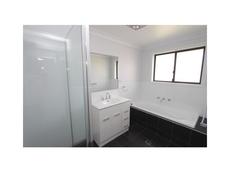 63 Graham Dr, Bathurst NSW 2795