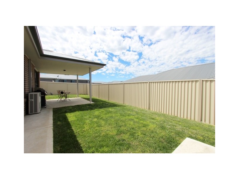 63 Graham Dr, Bathurst NSW 2795