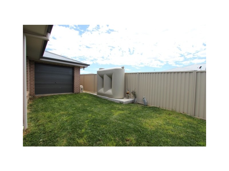63 Graham Dr, Bathurst NSW 2795