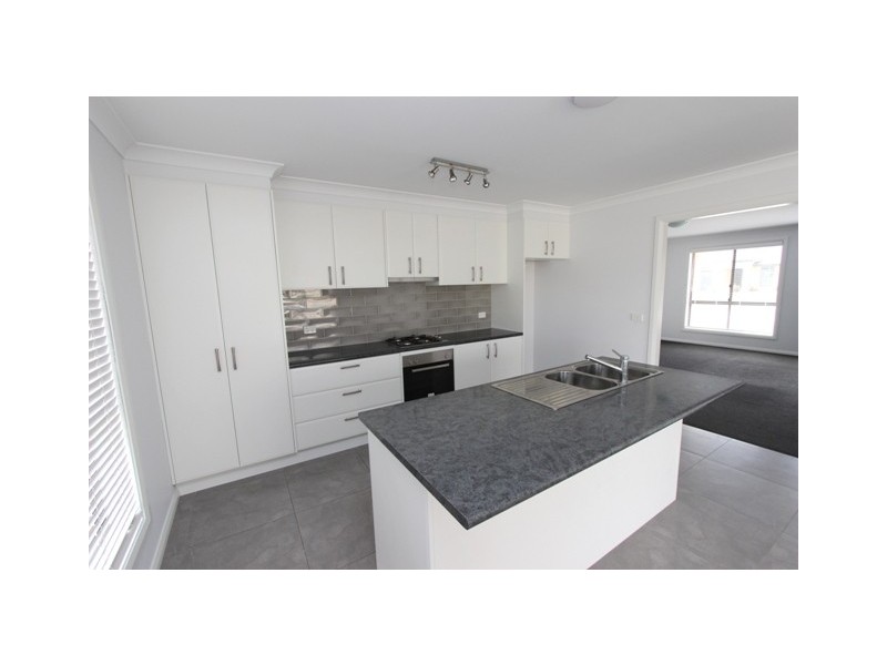 63 Graham Dr, Bathurst NSW 2795