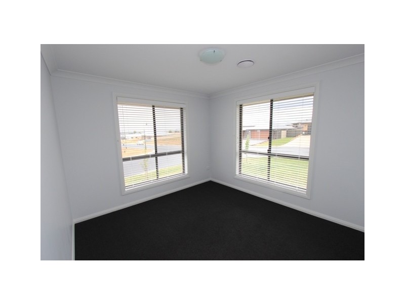 63 Graham Dr, Bathurst NSW 2795