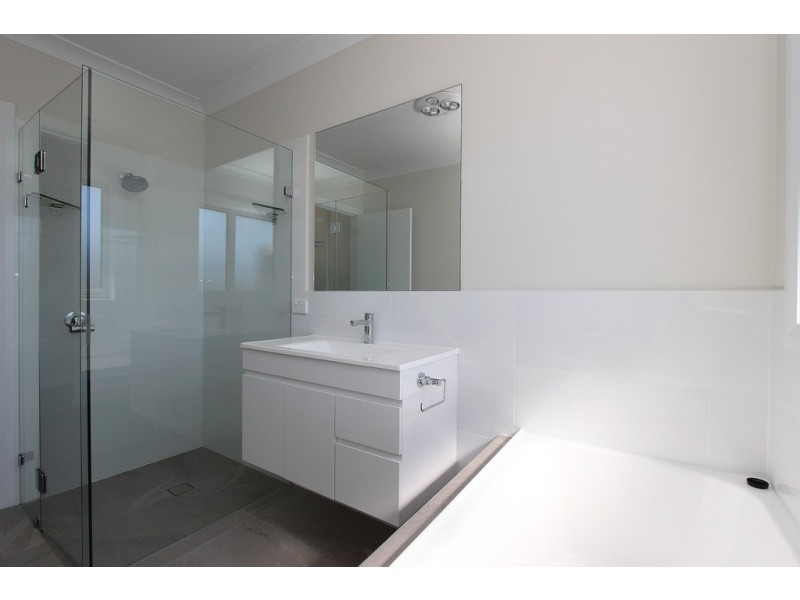 12a Isaacs St, Bathurst NSW 2795