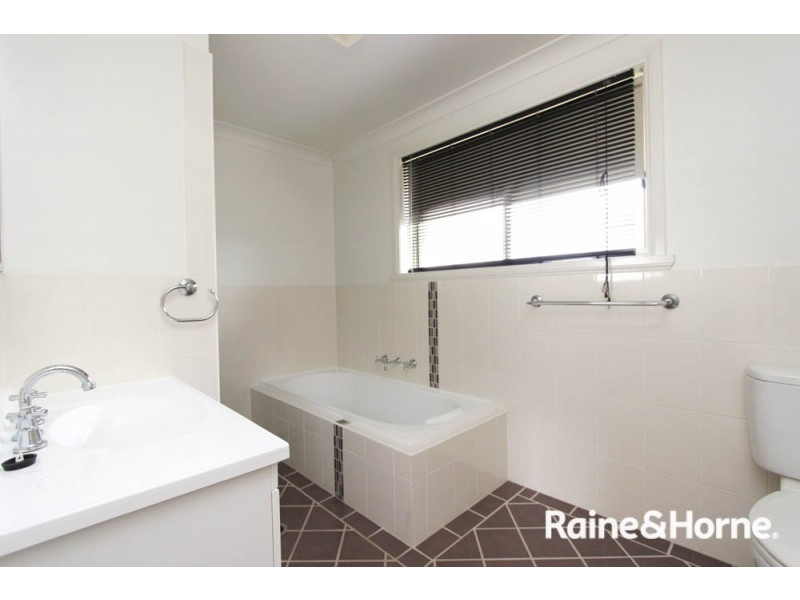 8a Blackman Crt, Kelso NSW 2795