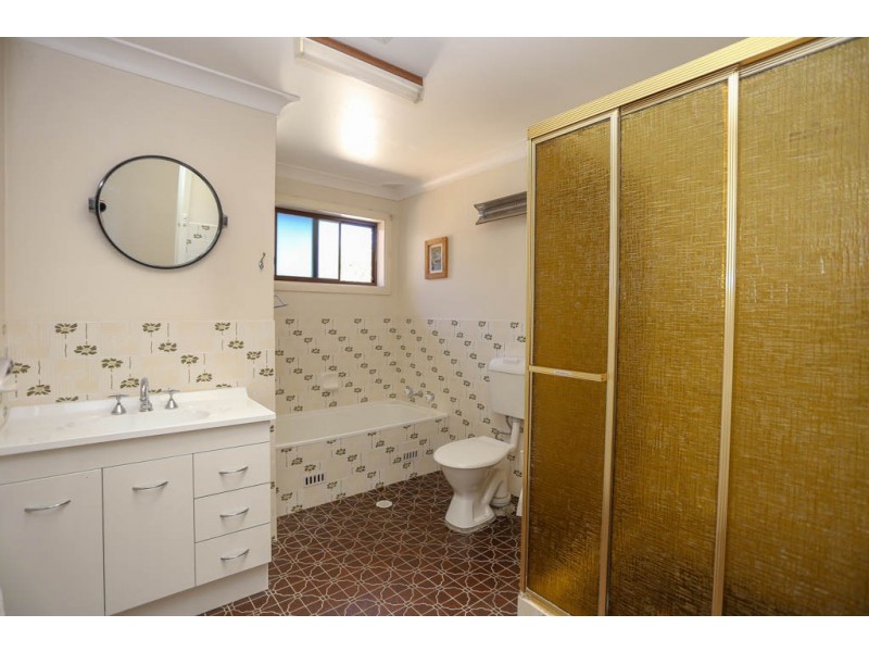 16 Northcott Drive, West Bathurst NSW 2795