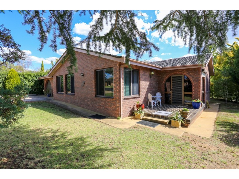 16 Northcott Drive, West Bathurst NSW 2795