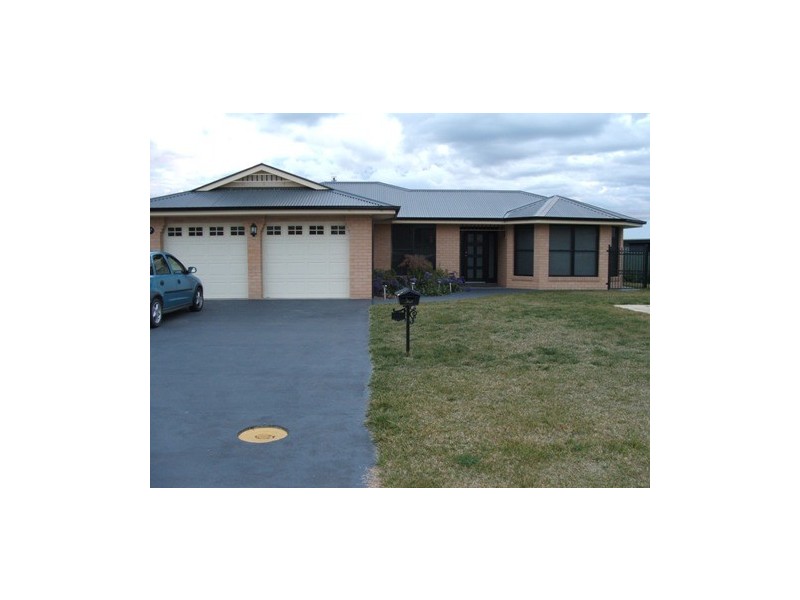 27 Roxburgh Dr, Bathurst NSW 2795