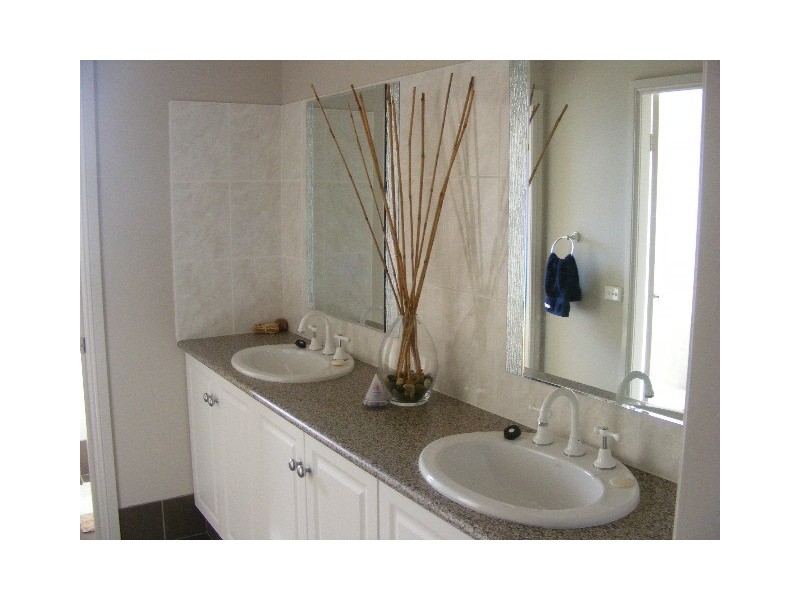 8 Federation Drive, Laffing Waters NSW 2795