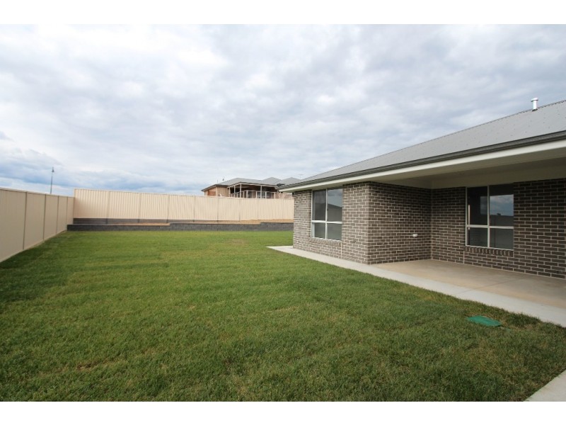 10 Dillon Drive, Kelso NSW 2795