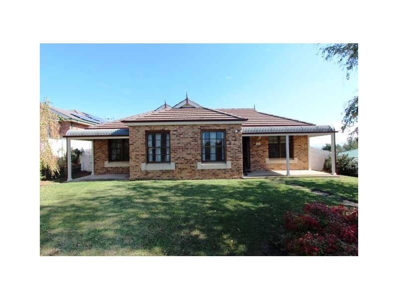 5 Ullathorne Cl, Bathurst NSW 2795
