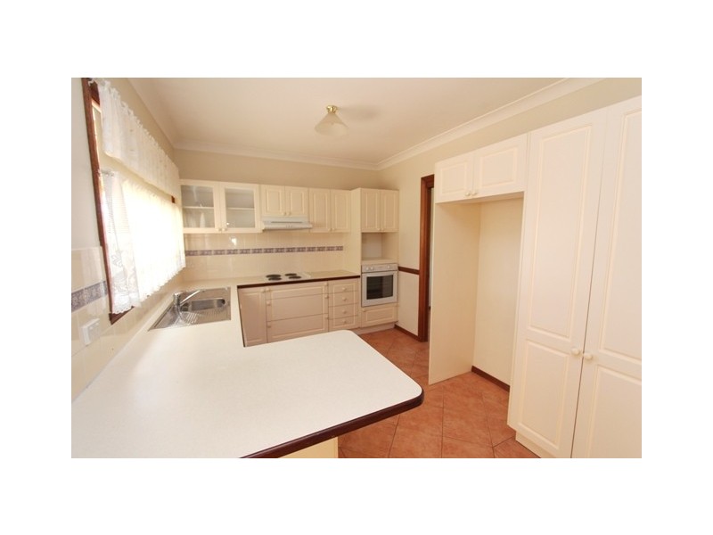 5 Ullathorne Cl, Bathurst NSW 2795