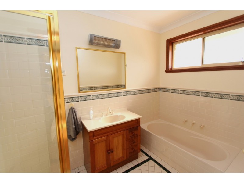 5 Ullathorne Cl, Bathurst NSW 2795