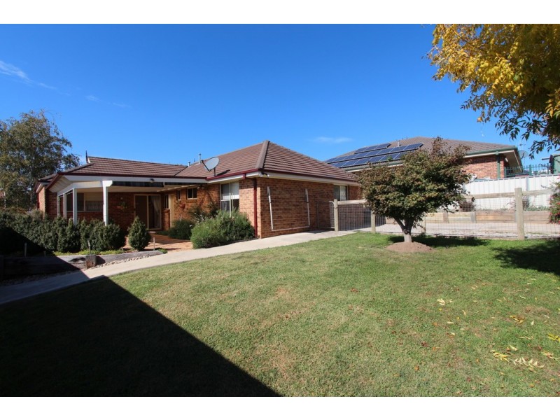 5 Ullathorne Cl, Bathurst NSW 2795