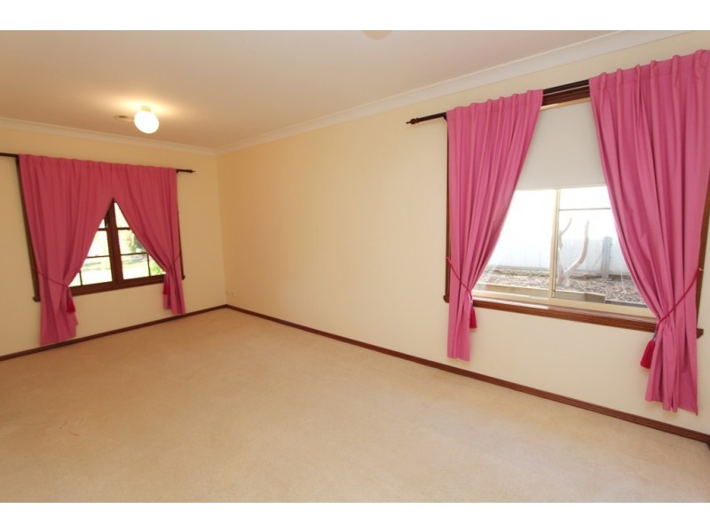 5 Ullathorne Cl, Bathurst NSW 2795