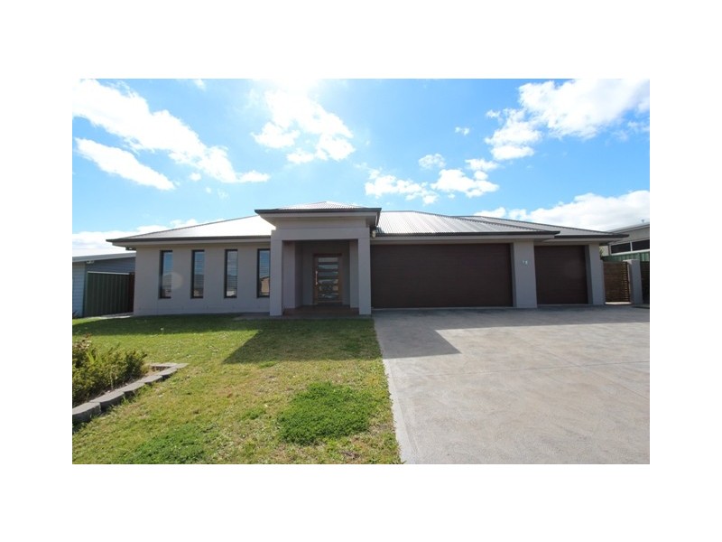 15 McGirr Pl, Bathurst NSW 2795