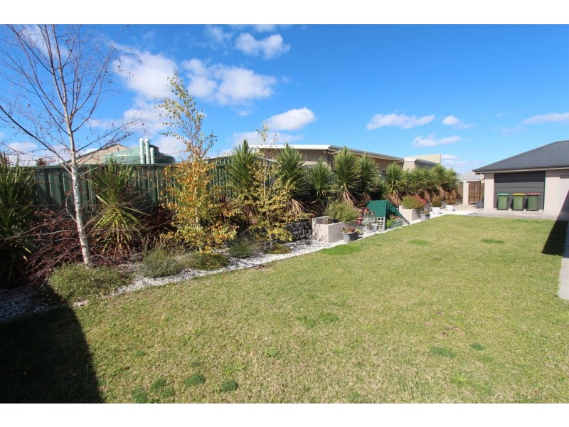 15 McGirr Pl, Bathurst NSW 2795