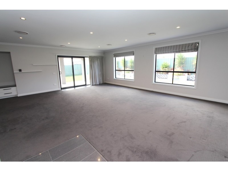 15 McGirr Pl, Bathurst NSW 2795