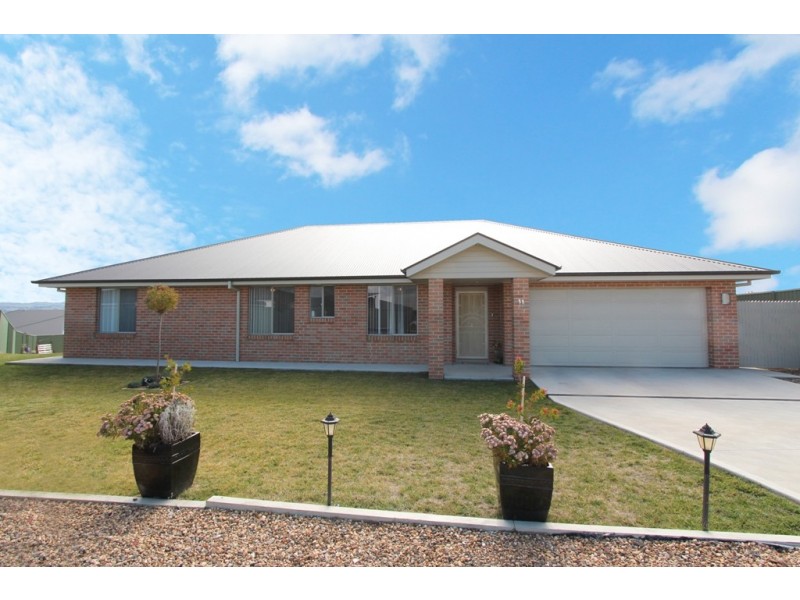 11 Knight Place, Llanarth NSW 2795