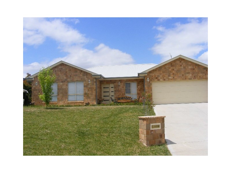 27 James Barnett Dr, Bathurst NSW 2795