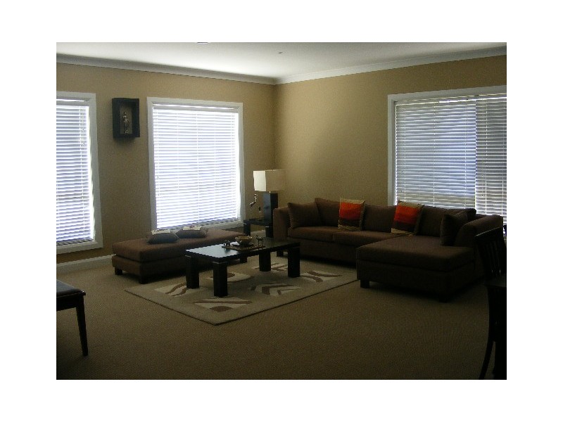 27 James Barnett Dr, Bathurst NSW 2795