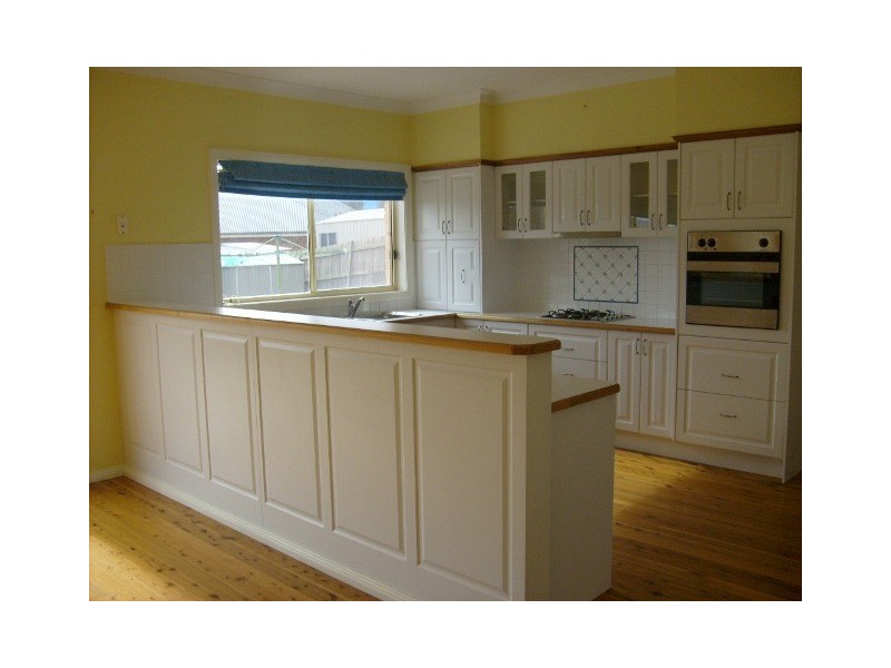 2 Honeysuckle Cl, Bathurst NSW 2795