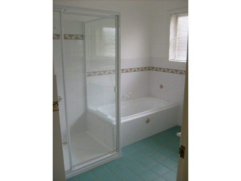 2 Honeysuckle Cl, Bathurst NSW 2795