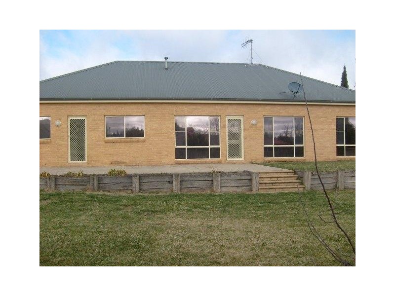 2 Honeysuckle Cl, Bathurst NSW 2795