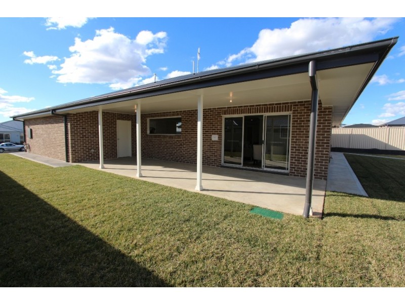 8 Coates Drive, Kelso NSW 2795