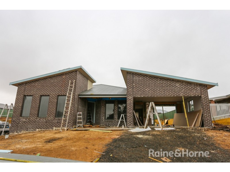 20 Governors Parade, Windradyne NSW 2795