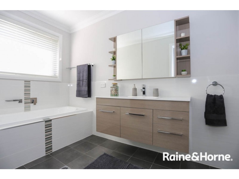 10 McGillan Drive, Kelso NSW 2795