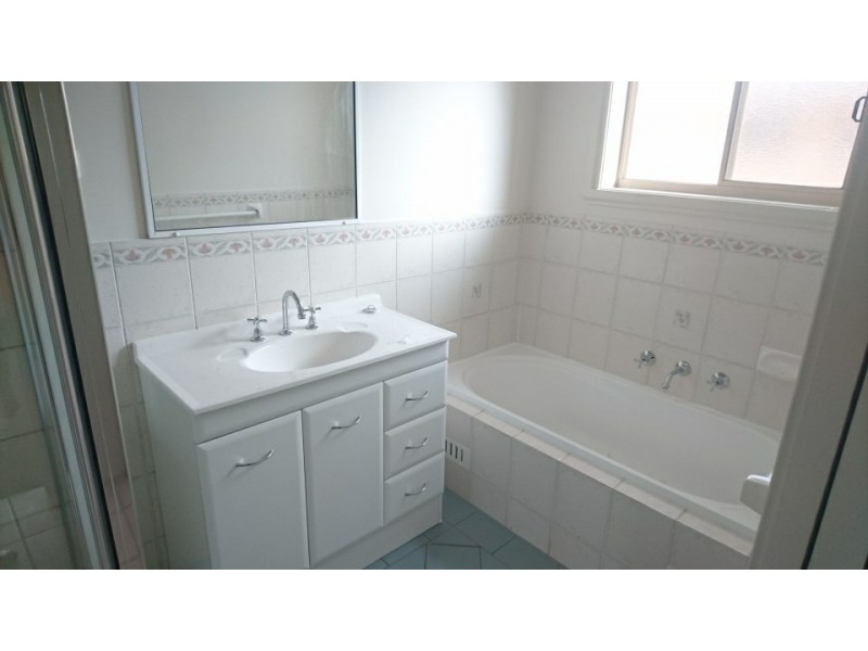 2/5 Dees Cl, Bathurst NSW 2795