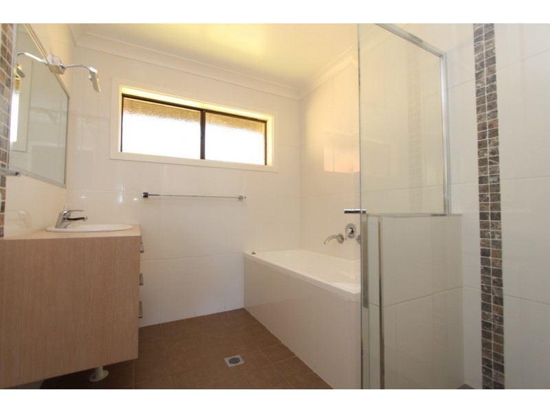 6 De Lisle Pl, Bathurst NSW 2795