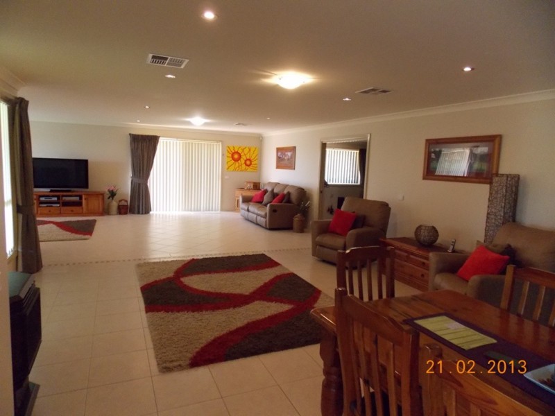 66 Blue Ridge Drive, Bathurst NSW 2795