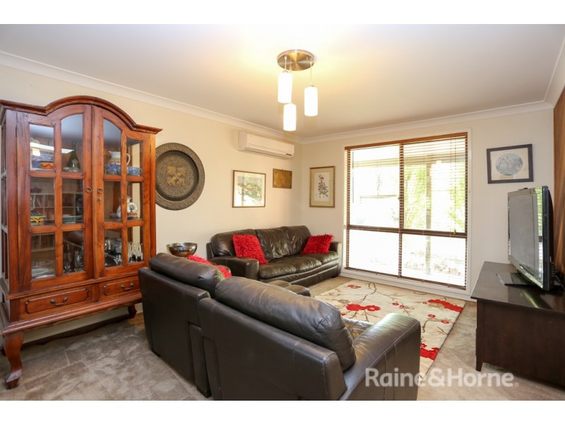 4 Strathmore Drive, Forest Grove NSW 2795