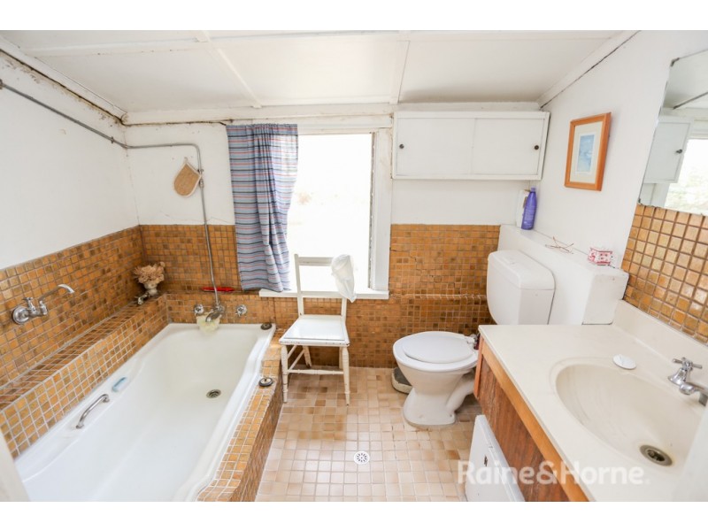 11 Busby Street, South Bathurst NSW 2795