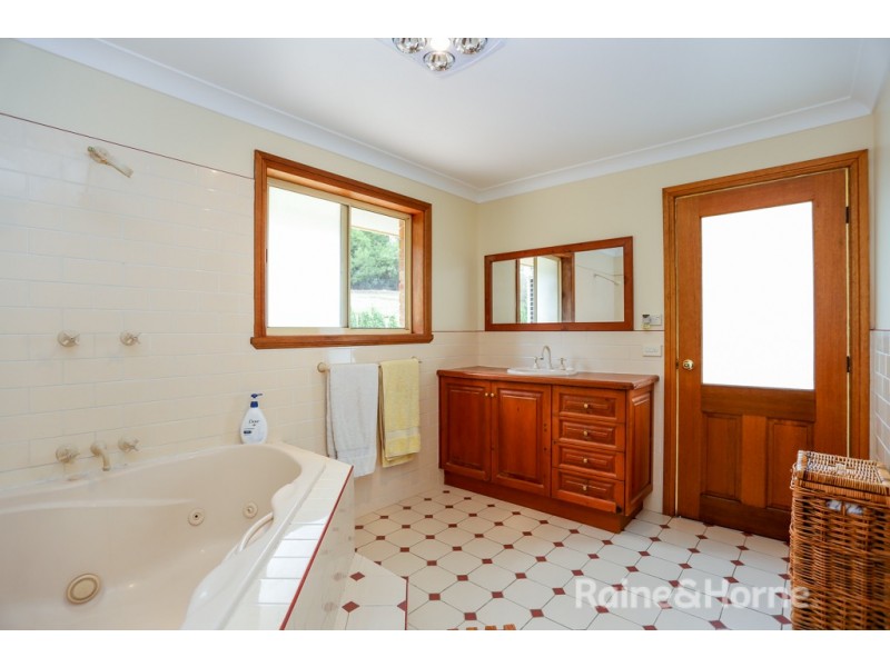 15 Glenhaven Crescent, Perthville NSW 2795