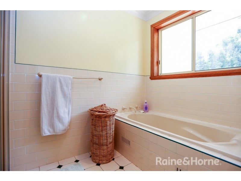 15 Glenhaven Crescent, Perthville NSW 2795