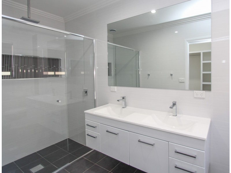 51 Graham Dr, Bathurst NSW 2795